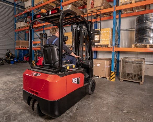 Chariot élévateur 1T8 levée Occasion 3m électrique 3 roues