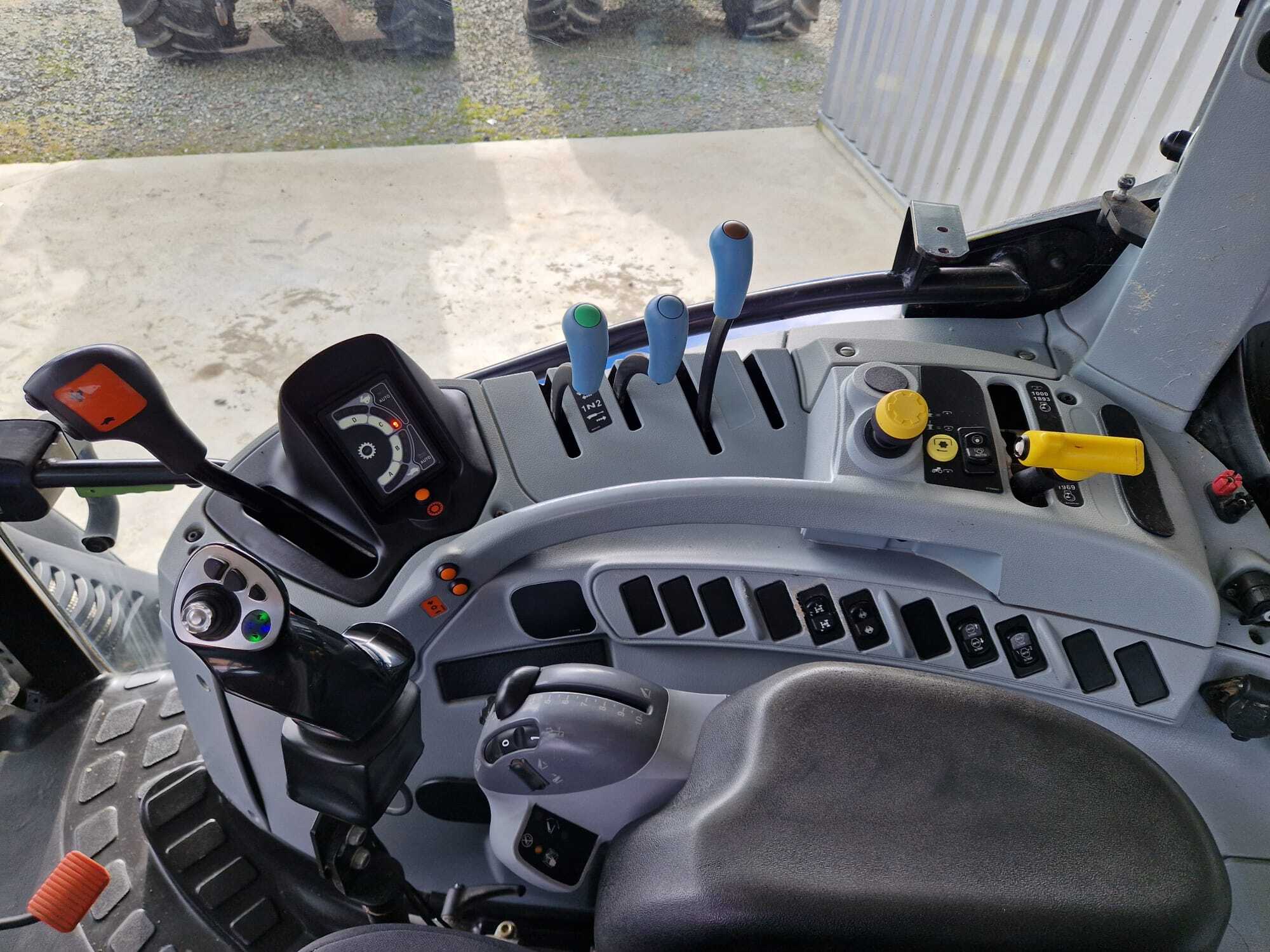 Tracteur New holland Electro Occasion command T6.120 – Image 3